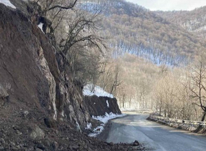 Kамнепад на автодороге Капан-Татев