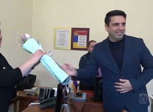 Присутствие женщины украшает рабочую среду: Ален Симонян