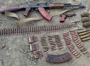 Группа лиц добровольно сдали автоматы «Калашникова» в полицейские участки