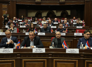 Оппозиция покинула зал, оставив флаг Арцаха на трибуне