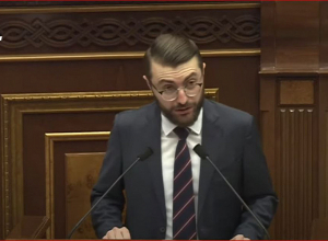 Снимите флаги, поставьте изображение мёртвого льва: вместо тряпки принесите в зал пустую банку из-под консервов