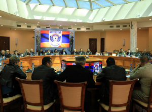 Սուրեն Պապիկյանը հանդիպել է գերության մեջ հայտնված զինծառայողների հարազատներին