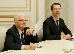 Премьер-министр принял известного академика Юрия Оганесяна и директора ОИЯИ Григория Трубникова