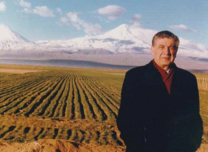 Կարեն Դեմիրճյան․ Նվիրում