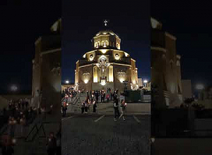 Սուրբ Հարության տոնին նախորդող ճրագալույցը Ստեփանակերտի Աստվածամոր հովանու Մայր տաճարում