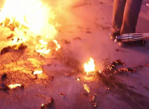 Հրապարակում այրեցին Թուրքիայի և Ադրբեջանի դրոշները