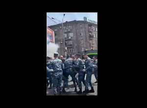 Накалённая обстановка на проспекте Комитаса: полицейские проводят задержания