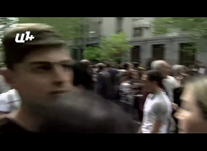 Накалённая обстановка около прокуратуры во время акции родственников погибших