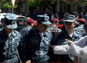 Сона Агекян замечает, что у полиции нет знаков различия