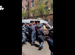 Փողոցում նստած ցուցարարներին ոստիկանները բերման ենթարկեցին