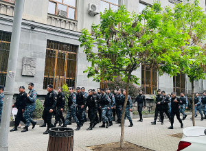 Накалённая обстановка возле прокуратуры: полицейские нарастили силы