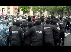 Присоединились новые силы полиции, чтобы успокоить протестующих