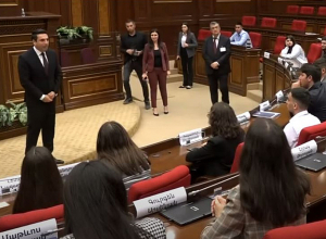 В преддверии дня гражданина Ален Симонян встретился со школьниками из регионов