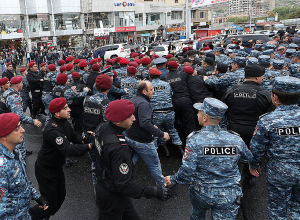Ծեծկռտուք ոստիկանների և ցուցարարների միջև