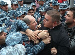Столкновения между полицией и протестующими: несколько человек задержаны