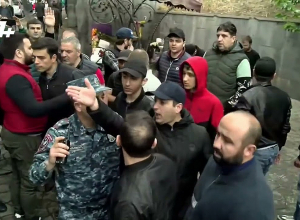 Потасовка между полицией и демонстрантами