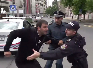 Արա մի արեք․ մարդ ա վատացած․ ոստիկաններն ուժի կիրառմամբ բերման են ենթարկում ցուցարարներին