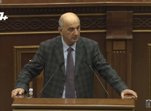 Левон Кочарян в образе бригадира даже не удосуживается поставить хоть один стул, перекрывая улицу: Хачатрян