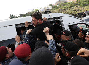 Накалённая обстановка, задержания на Киевском мосту