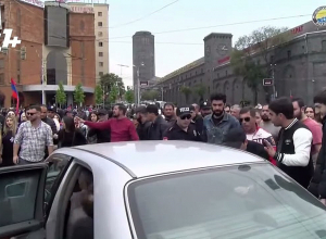 Перебранка между гражданами и демонстрантами