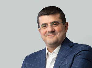 Арцах должен выстоять, быть армянским: поздравительное послание Араика Арутюняна