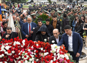 В шествии истории мы укрепим наши победы: Артак Бегларян
