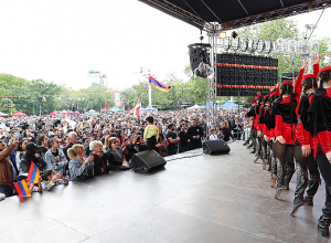 Ֆրանսիայի հրապարակում հանրահավաքը մեկնարկեց ազգագրական երգերի կատարումներով. ՈւՂԻՂ