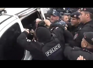 Красноберетчики задерживают демонстрантов