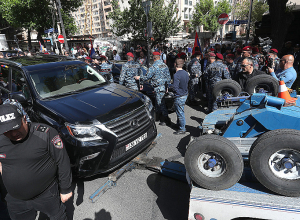 Полицейские при помощи эвакуатора убрали автомобиль участника автошествия, перекрывшего улицу
