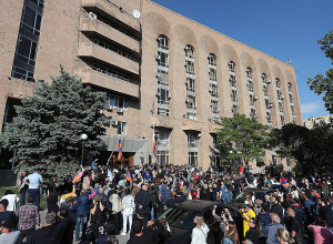 Участники акции подбежали к 3-му корпуса здания правительства и перекрыли его входы