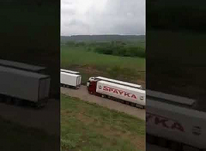 Очередь грузовиков в Ларсе