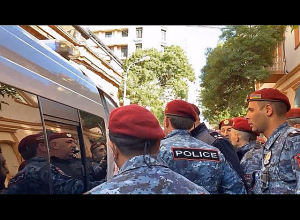 Напряжённая обстановка на улице Пушкина: демонстрантов задерживают