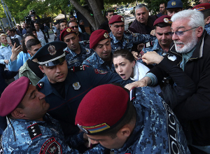 Демонстрантов продолжают задерживать