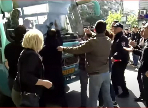 Автобус двинулся в направлении демонстрантов