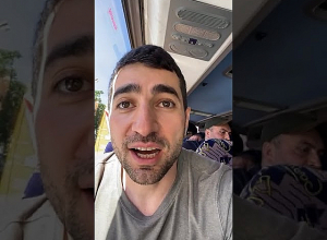 Левон Кочарян вышел в прямой эфир из полицейской машины