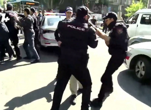 Столкновение между демонстрантами и полицейскими: есть задержанные