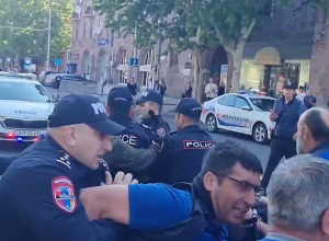 Обстановка возле крытого рынка обострилась