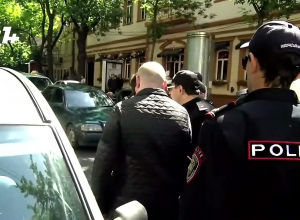 Полицейские открыли перекрытую мусорными баками улицу Абовяна