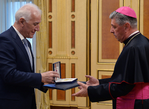 Президент Ваагн Хачатурян вручил государственную награду Жозе Авелину Бетанкуру