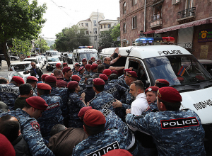 Ара, зачем ударяете, перестань, ара: столкновение между полицией и демонстрантами