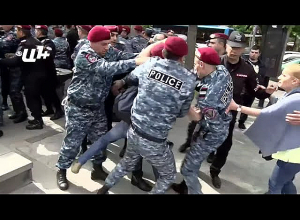 Напряжённая обстановка на Каскаде: красноберетчики силой задерживают демонстрантов