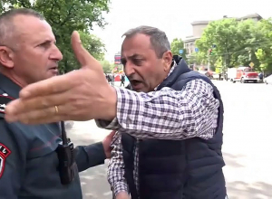 Կարմիրբերետավորները ուժ են կիրառում պատգամավոր Արծվիկ Մինասյանի նկատմամբ