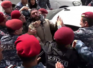 Ավելի քան մեկ տասնյակ կարմիրբերետավոր ցուցարարին մեքենա են նստեցնում