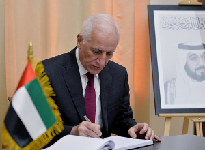 Նախագահ Վահագն Խաչատուրյանը գրառում է կատարել ԱՄԷ դեսպանատանը բացված սգո մատյանում