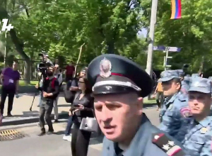 Большое количество сотрудников полиции образовали стену на проспекте Баграмяна