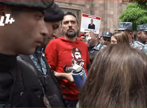 Анну потянули за руку: вы что с ума сошли? Депутатов от оппозиции не пустили на форум