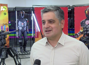 Երիտասարդը ձեռքով մեքենան օդ է բարձրացնում․ առաջին հայկական կինոկոմիքսն արդեն էկրանին է