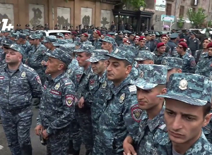 Մեծ թվով ոստիկաններ հսկում են Մաշտոց-Կորյուն խաչմերուկը