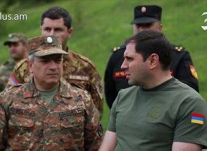 Սուրեն Պապիկյանը զորամիավորման ղեկավարման կետում է. հետևում է զորքերի կառավարմանը