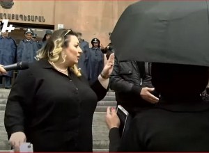 Член Совета старейшин от оппозиции встретился с демонстрантами